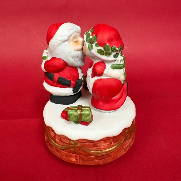 Jasco 1981 Santa Mrs Claus Music Box Bisque Porcelain Christmas Kissing Work - Picture 7 of 15